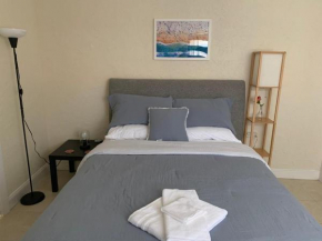 Pretty Room in a House, Near the Airport and Cosmetic Surgery Clinic